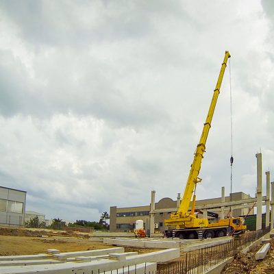 Dvig betonskih elementov za hale